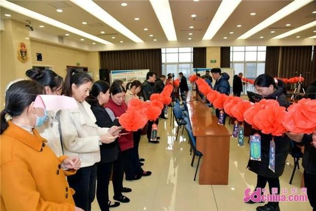 2月15日,菏泽市交通运输局组织开展庆元宵猜灯谜活动,一起热热闹闹迎