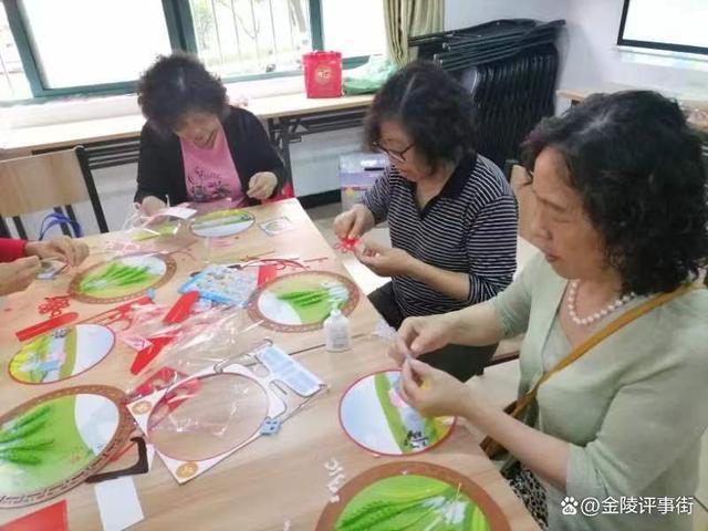 油坊润乐组织辖区老人开展传统文化系列24节气-小满手工活动